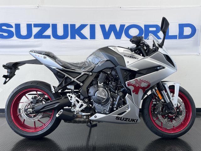 千葉県船橋市　スズキワールド船橋　新車　GSX-8R　シルバー　展示中