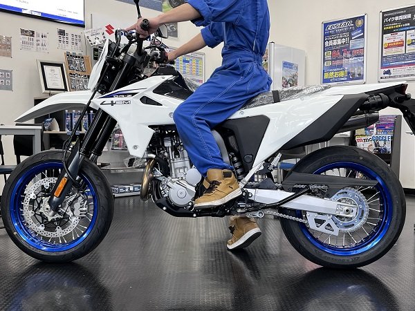 スズキワールド船橋 新型DR-Z4SM 純正シート足つき画像.jpg