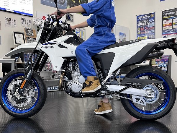 スズキワールド船橋 新型DR-Z4SM ローシート足つき画像.jpg
