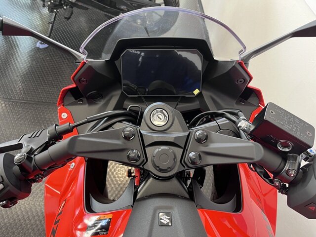 GSX-8Rのハンドルとメーター周辺をライダーの位置から見た様子