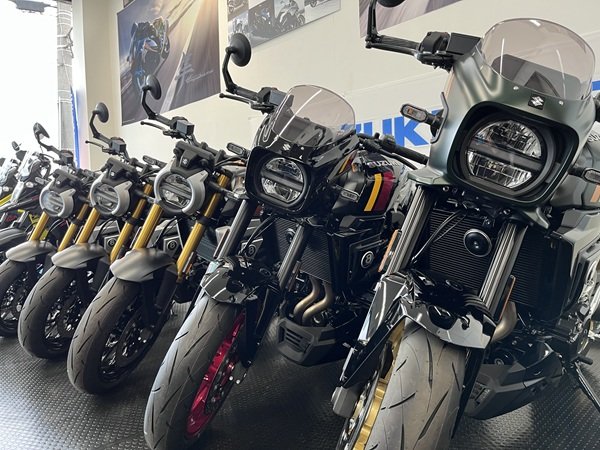 スズキワールド船橋・GSX-8T、GSX-8TT全色展示画像.jpg