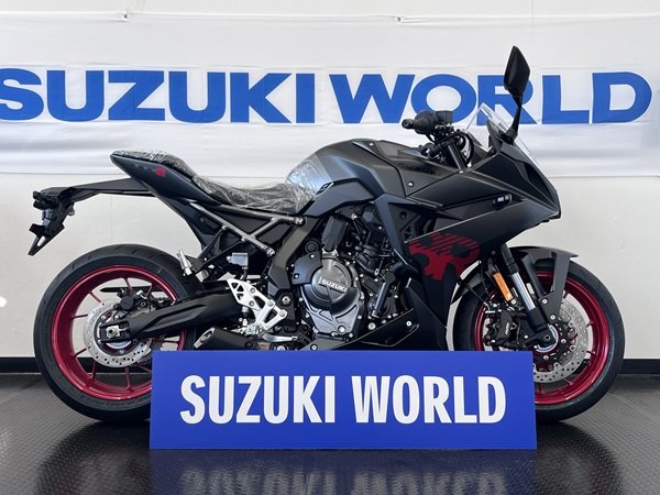 千葉、スズキワールド船橋、GSX-8Rブラック展示車画像.jpg