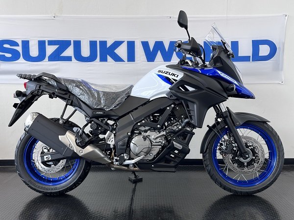 2025年モデル スズキ Vストローム650XT ブリリアントホワイト／パールビガーブルー 右側面画像