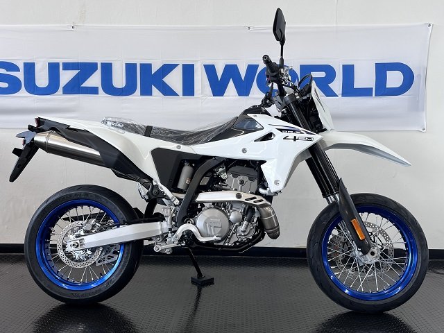 スズキワールド船橋 新型DR-Z4SM ホワイト 展示車両画像.jpg