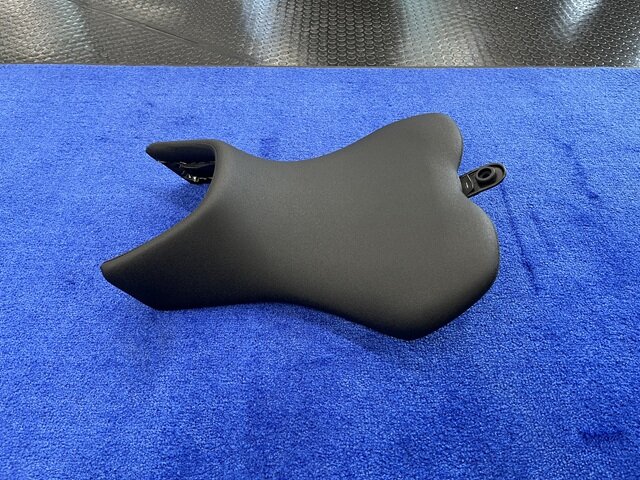 GSX-8R・GSX-8S用のスズキワールド船橋店オリジナルローシート
