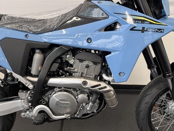 DR-Z4SM スカイグレー スズキワールド船橋 店頭在庫右側面画像.jpg