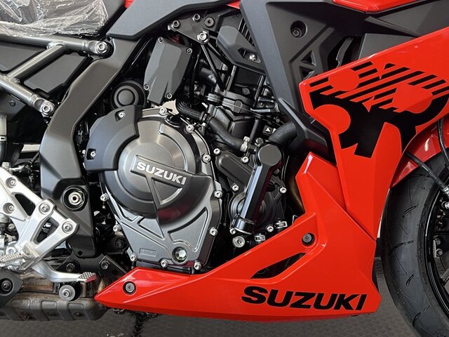 GSX-8Rオレンジのカウルグラフィックとエンジン周辺