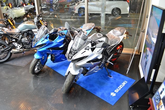 スズキワールド千里-2025-GSX-8R-シルバーーブルー在庫車-2.jpg