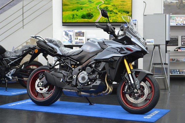 スズキワールド千里-新車-2026年モデル-GSX-S1000GX-グレー展示車-1.jpg