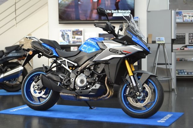 スズキワールド千里-GSX-S1000GX-2025年モデル-認定中古車-ブルー-1640にリサイズ済み.jpg