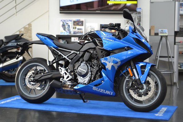 スズキワールド千里-GSX-8S-2024年モデル-スズキワールド認定中古車-ブルー-1640にリサイズ済み.jpg