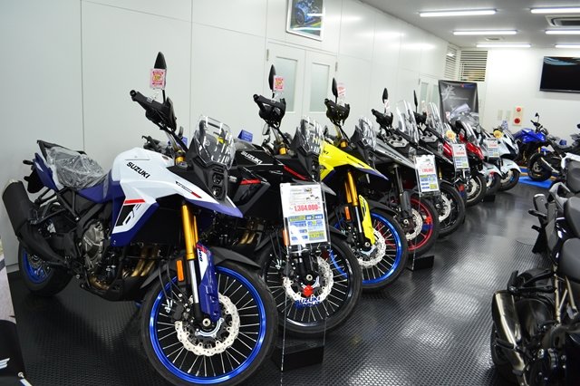 決算セール開催中-北摂地域最大級のスズキ正規ディーラースズキワールド千里-展示場-5.jpg