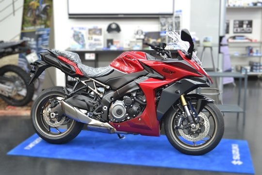 スズキワールド千里ー新車ー2025年モデル-GSX-S1000GT-レッド-1.jpg