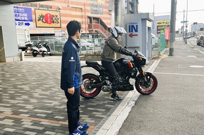 スズキワールド千里ー試乗ガイドーお見送り.jpg