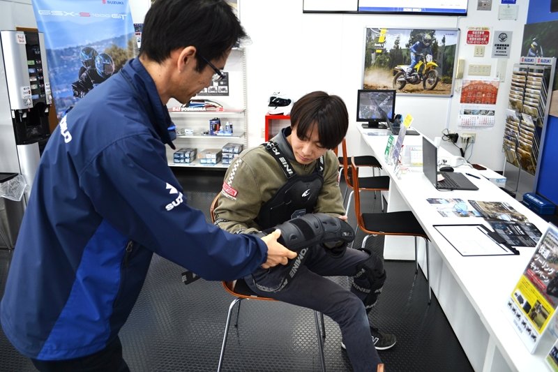 スズキワールド千里ー試乗ガイドー装具着用.jpg
