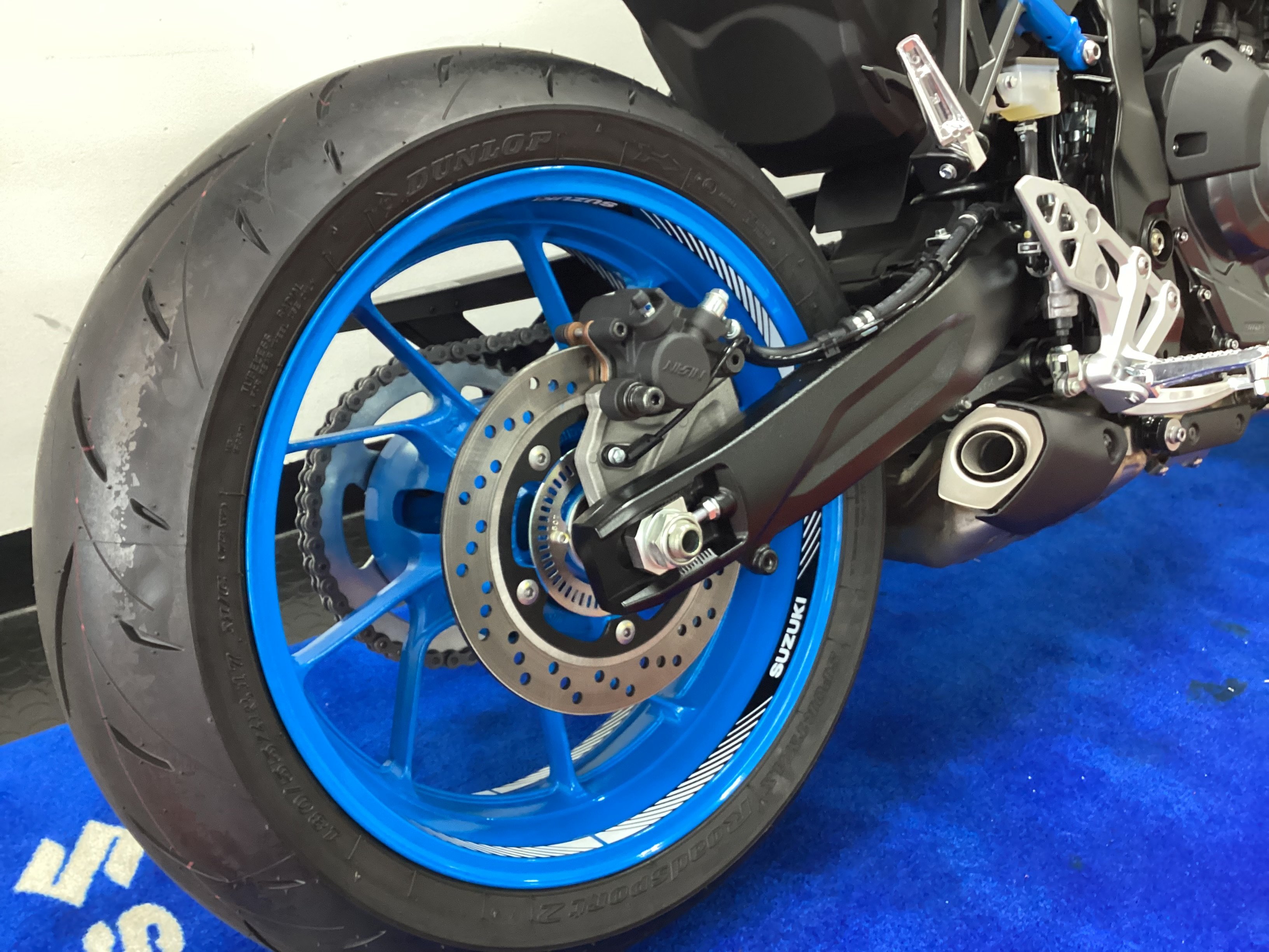 GSX-8S ホイールデカール.JPG
